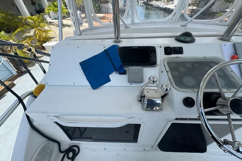 Slide: The Image of Il cockpit di una Ocean Yachts 35 Super Sport del 1991 con volante, strumenti e una cartella blu. - 30