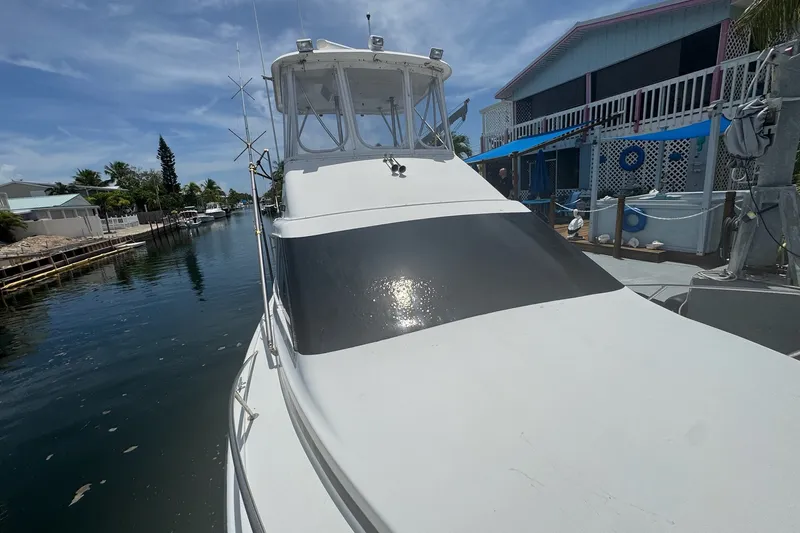 Slide: The Image of Un Ocean Yachts 35 Super Sport de 1991 amarré dans un canal calme. - 1