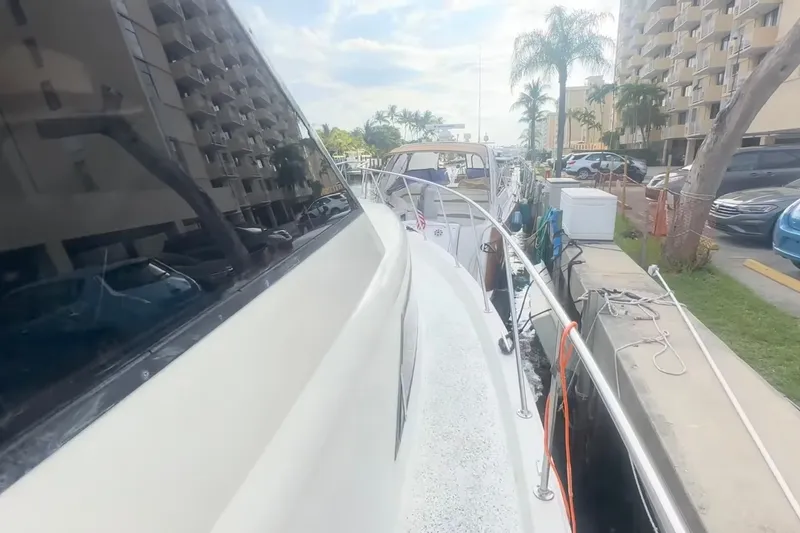 Slide: The Image of Un Ocean Yachts 48 Motor Yacht del 1989 ormeggiato accanto a un edificio residenziale. - 6