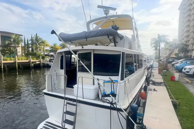 Slide: The Image of Een Ocean Yachts 48 Motor Yacht uit 1989 aangemeerd. Het heeft een ruim bovendek. - 2