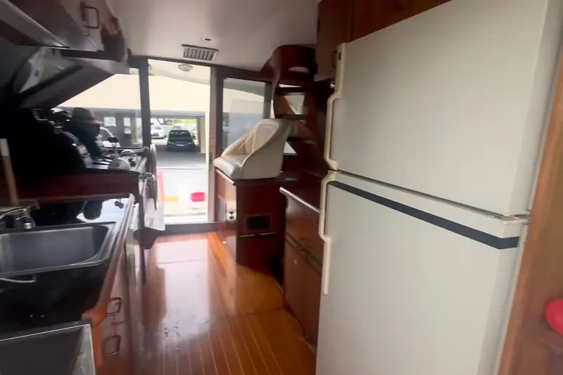 Slide: The Image of Innenraum einer Ocean Yachts 48 Motor Yacht von 1989 mit Küche und Kühlschrank. - 12