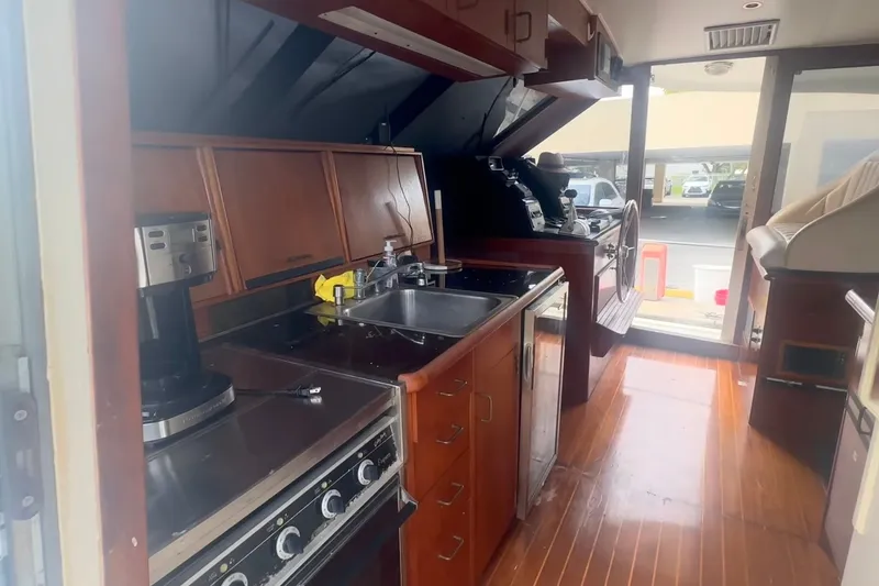 Slide: The Image of La cocina de un Ocean Yachts 48 Motor Yacht de 1989 con estufa, fregadero y cafetera. - 13