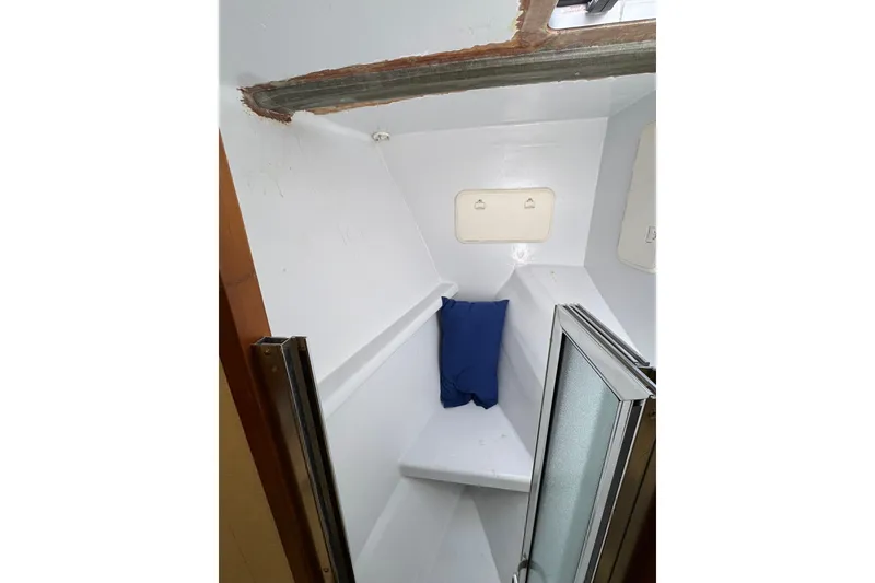 Slide: The Image of Interior cabin of 2001 Southern Composite Sportfish boat with blue cushion. - 23