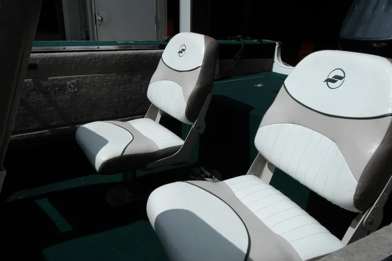 Slide: The Image of Interior of 2000 Starcraft C-Star 170 DC boat with two white and beige seats. - 18