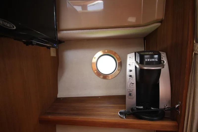 Slide: The Image of Innenraum der Ranger Tugs R-27 von 2022 mit einer Kaffeemaschine und einem Bullauge. - 49
