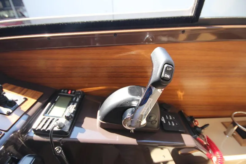 Slide: The Image of Nahaufnahme des Steuerhebels und der Instrumente in einem Ranger Tugs R-27 Boot. - 14