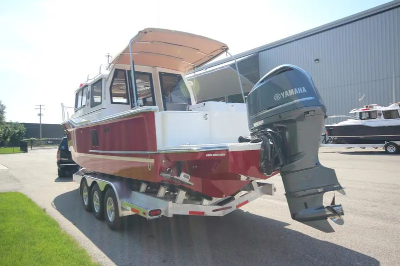Slide: The Image of Ein rotes Ranger Tugs R-27 Boot von 2022 auf einem Anhänger mit Yamaha-Außenbordmotor. - 9