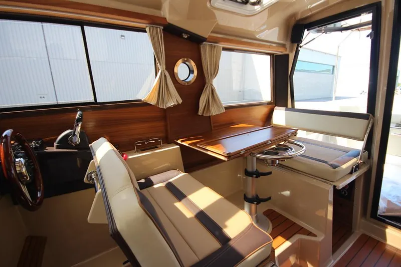 Slide: The Image of Innenraum der Ranger Tugs R-27 von 2022 mit Holztisch und gepolsterten Sitzen. - 31