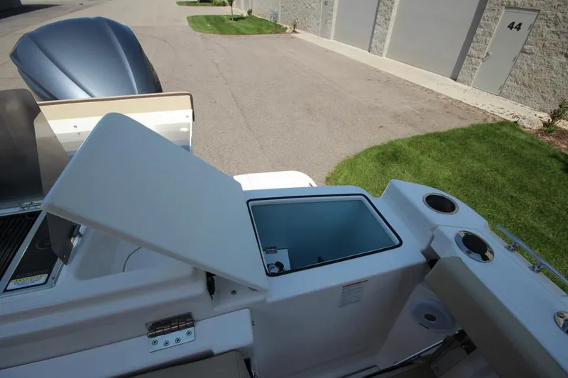 Slide: The Image of Das Bild zeigt das Heck eines Ranger Tugs R-27 von 2022 mit Stauraum und Getränkehaltern. - 19