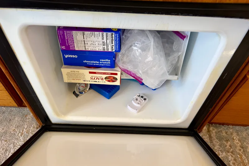 Slide: The Image of Freezer compartment - 33