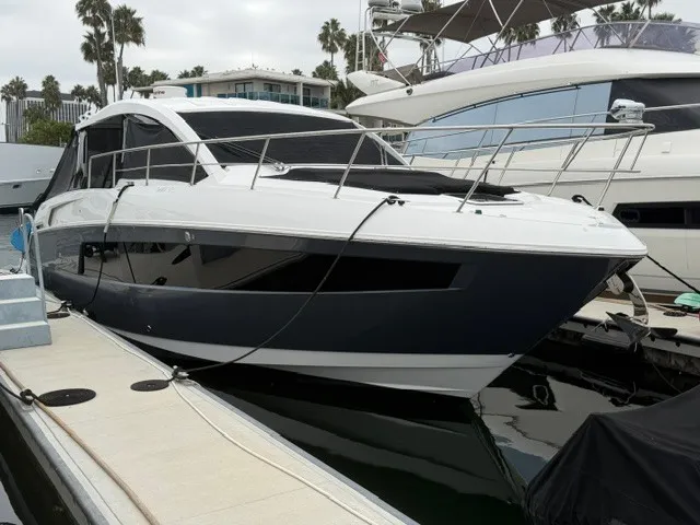 The Image of Cruisers 39 Express Coupe 2018 - 0