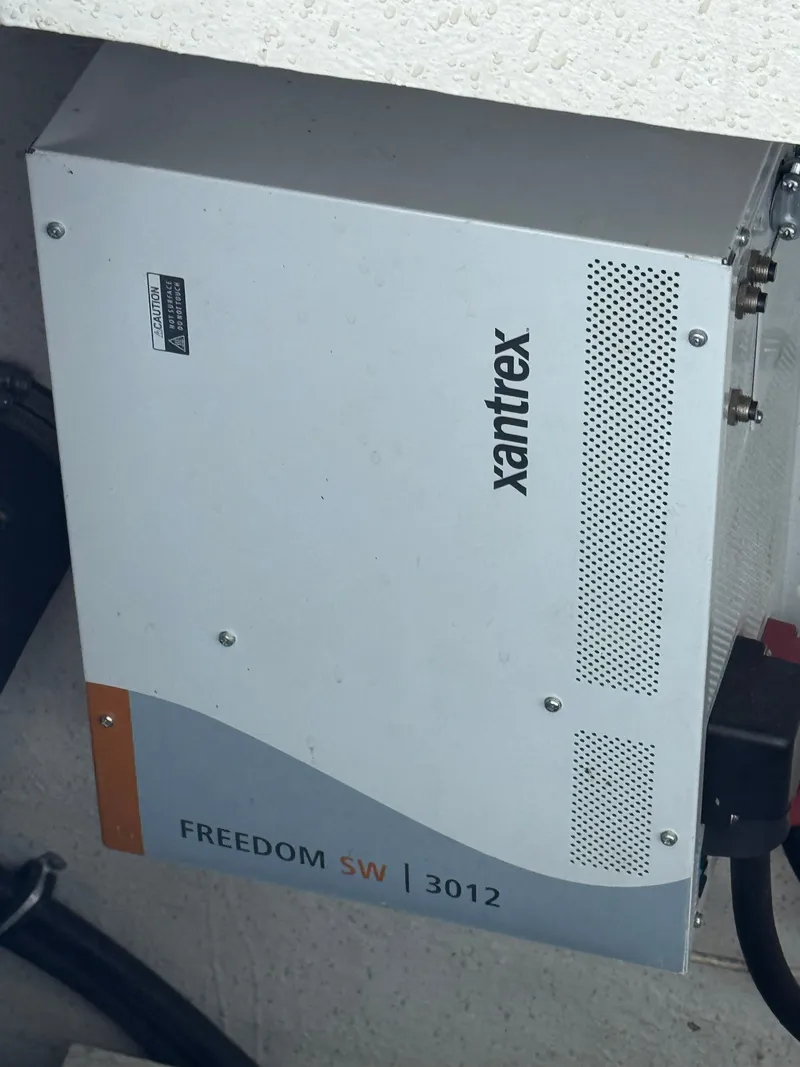 Slide: The Image of Un inverter Xantrex Freedom SW 3012 è montato su una parete. - 38