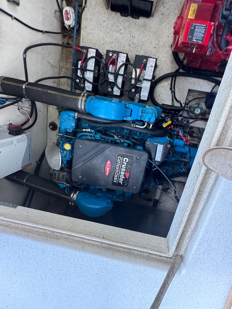 Slide: The Image of Un compartimento de motor con un motor Crusader, baterías y cableado en un barco. - 32