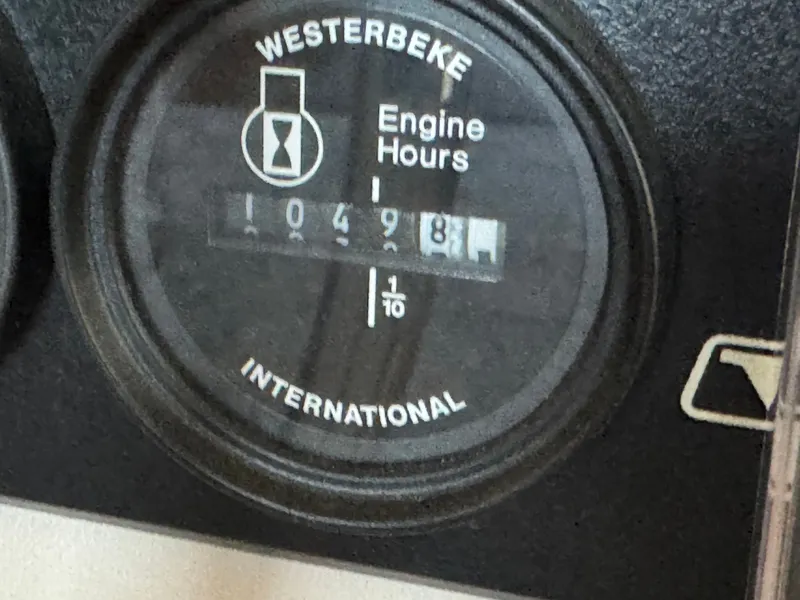 Slide: The Image of Gros plan d'un compteur d'heures Westerbeke affichant 4981 heures moteur. - 37
