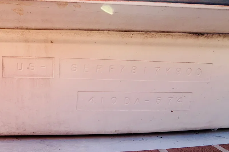 Slide: The Image of Hull identification number on a 2000 Sea Ray 410 Sundancer boat. - 36