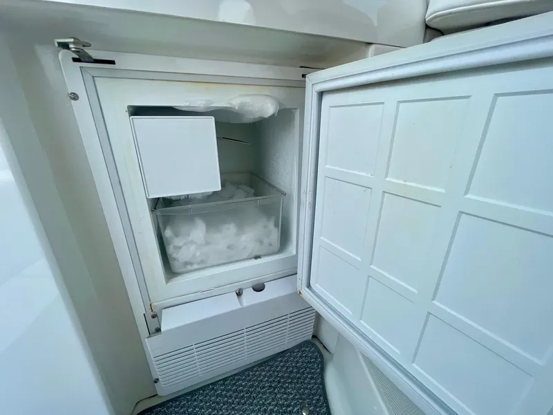 Slide: The Image of Ein offener Gefrierschrank auf einem Boot zeigt Eiswürfel und ein Fach. - 50