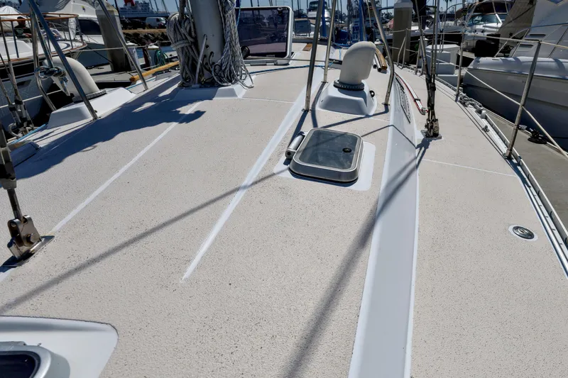 Slide: The Image of Deck of 1990 Jeanneau Sun Magic 44 sailboat, featuring rigging and hatch. - 29