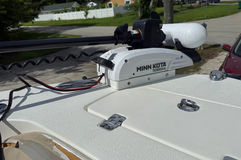 Slide: The Image of Minn Kota Terrova motor on 2015 NauticStar 2500XS Offshore boat deck. - 35