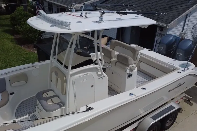 Slide: The Image of 2015 NauticStar 2500XS Offshore boat with dual engines and spacious seating. - 22