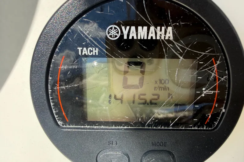 Slide: The Image of Yamaha tachometer display on 2015 NauticStar 2500XS Offshore boat, showing 0 RPM. - 29