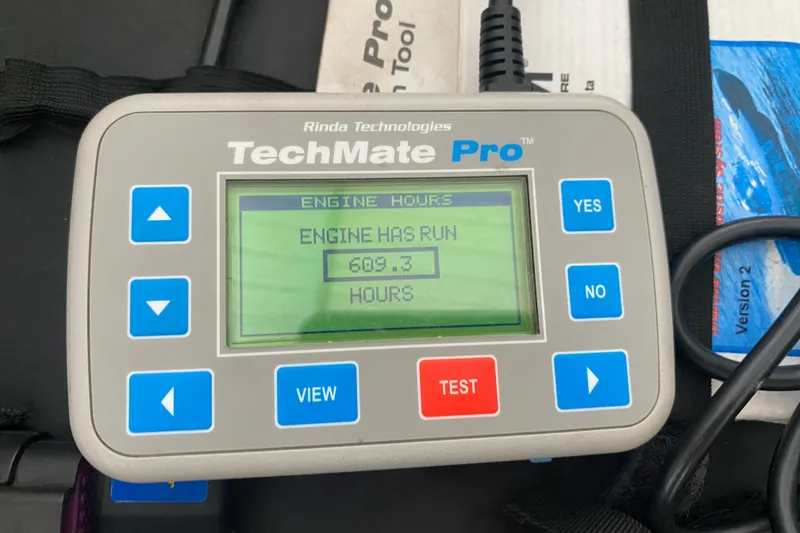 Slide: The Image of TechMate Pro displaying 609.3 engine hours for 1997 Sea Ray 40 Sundancer. - 45