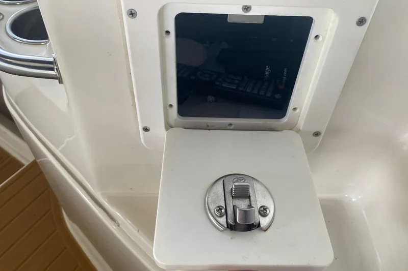 Slide: The Image of Control panel and latch on a 1997 Sea Ray 40 Sundancer boat. - 29