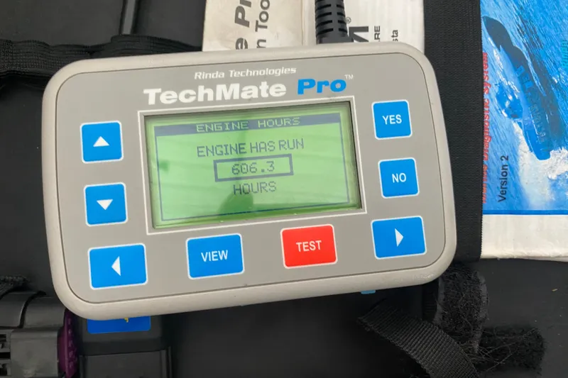 Slide: The Image of TechMate Pro displaying 606.3 engine hours for 1997 Sea Ray 40 Sundancer. - 46