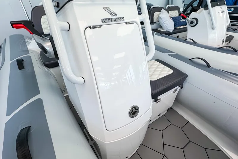 Slide: The Image of Vista interna della barca Highfield Sport 360 del 2026. - 16