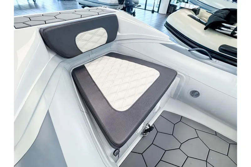 Slide: The Image of Intérieur du bateau Highfield Sport 360, modèle 2026, avec sièges rembourrés. - 12