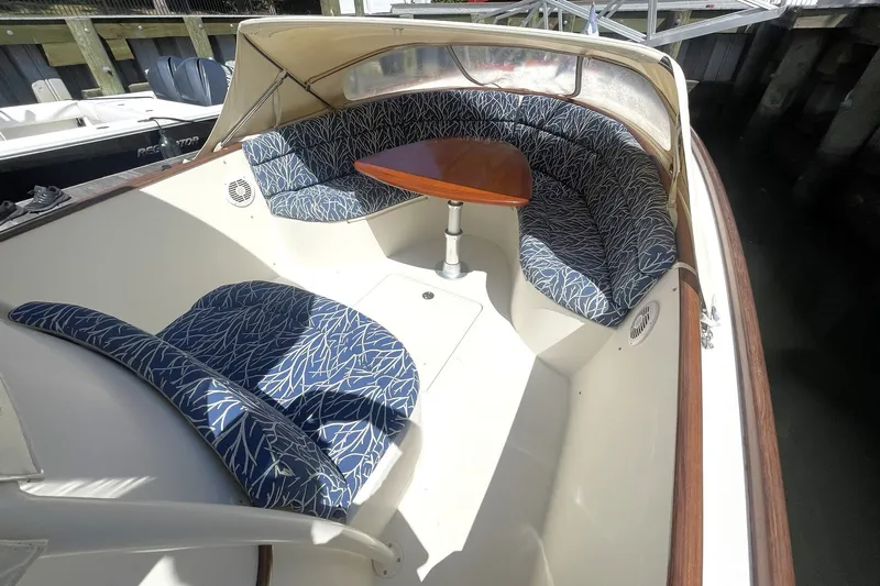 Slide: The Image of 2004 HINCKLEY TALARIA 29C BOW SEATING LOOKING FORWARD - 5