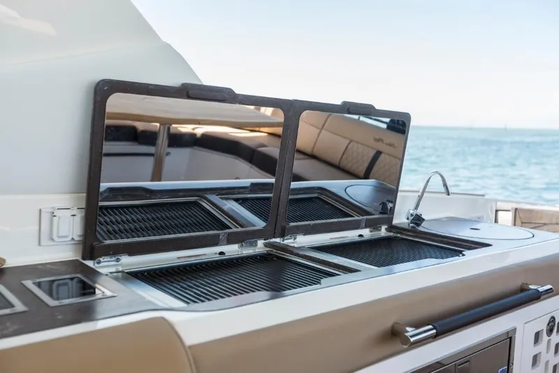Slide: The Image of 2023-Sea-Ray-SLX-400-MarineMax - 9