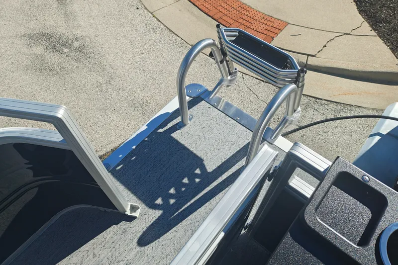 Slide: The Image of 2027 Sun Tracker Fishin' Barge 20 DLX boat ladder and deck detail. - 45
