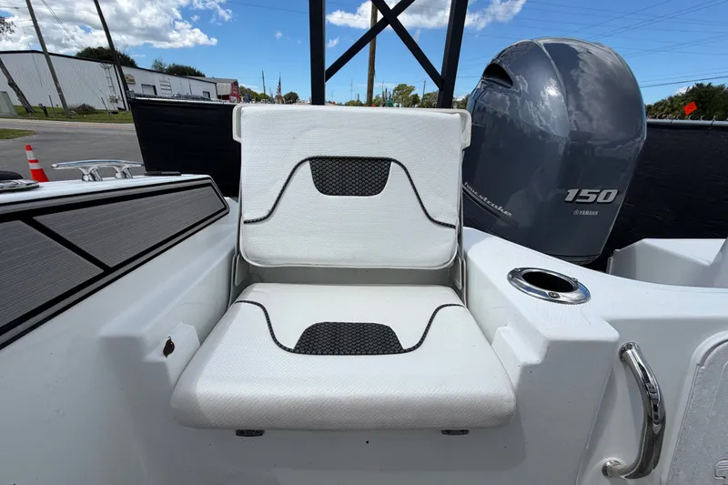 Slide: The Image of 2023 Wellcraft 202 Fisherman boat seat with Yamaha 150 engine in background. - 46