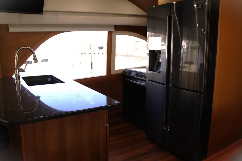 Slide: The Image of Küche der Ocean Yachts 65 Odyssey 2003 mit moderner Ausstattung. - 40
