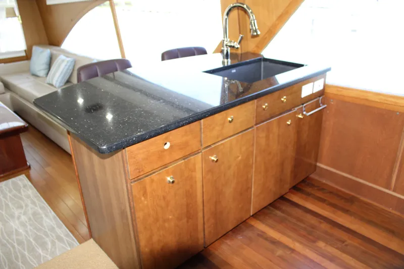 Slide: The Image of Küchenzeile auf Ocean Yachts 65 Odyssey, Baujahr 2003. - 38