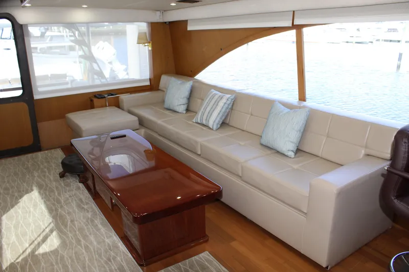 Slide: The Image of Interni lussuosi dell'Ocean Yachts 65 Odyssey 2003 con divano in pelle. - 33