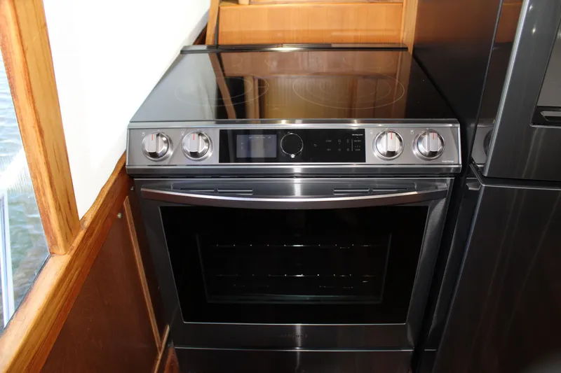 Slide: The Image of Moderne keuken in Ocean Yachts 65 Odyssey 2003. - 41