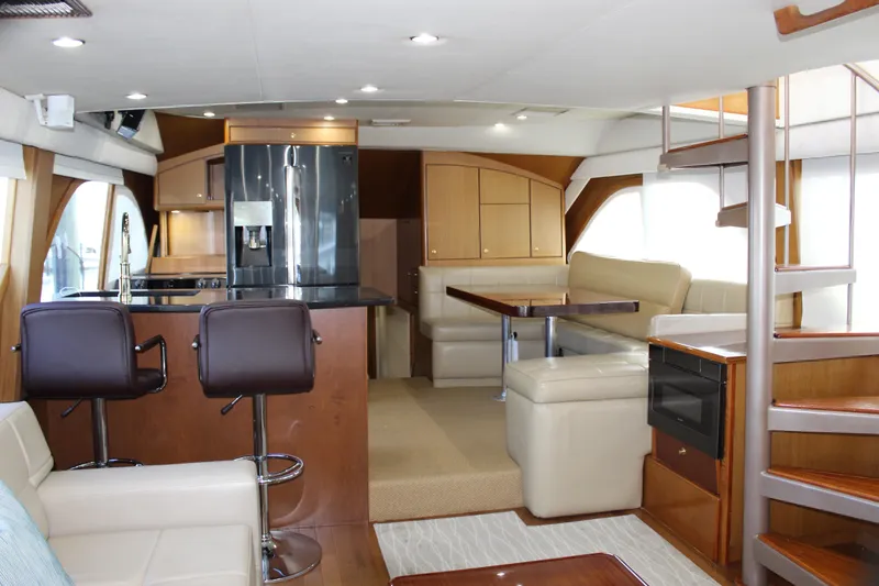 Slide: The Image of Intérieur luxueux de l'Ocean Yachts 65 Odyssey 2003 avec cuisine moderne. - 28