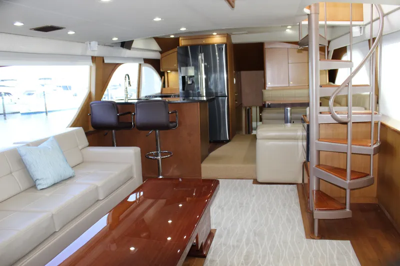 Slide: The Image of Luxuriöser Innenraum der Ocean Yachts 65 Odyssey von 2003. - 27