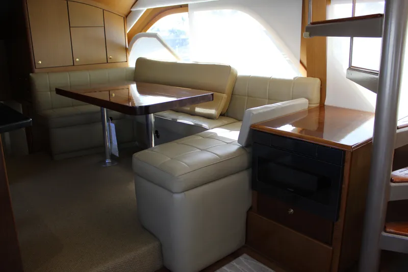Slide: The Image of Interior del Ocean Yachts 65 Odyssey 2003 con área de asientos de cuero. - 34