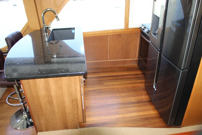 Slide: The Image of Küchenbereich der Ocean Yachts 65 Odyssey von 2003 mit Holzfußboden. - 39