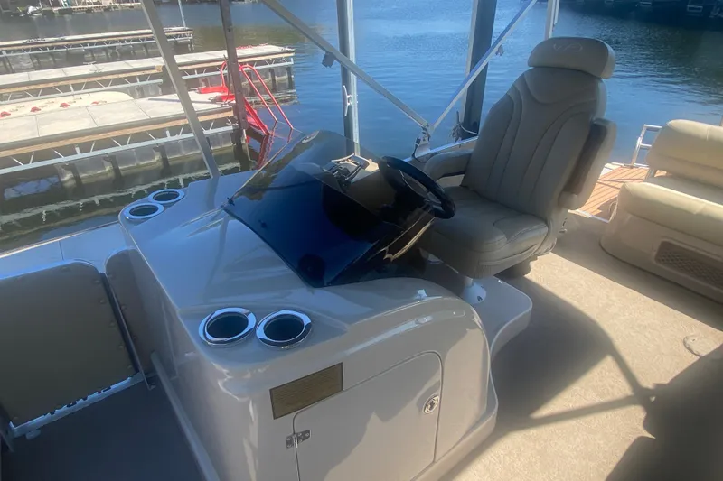 Slide: The Image of Captain's seat and helm of 2012 Harris FloteBote Grand Mariner SL 250 pontoon boat. - 27
