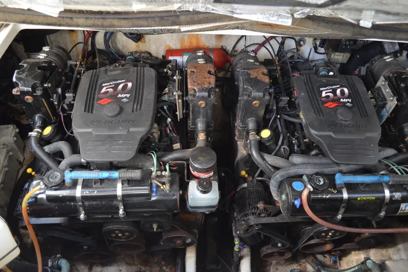 Slide: The Image of Twin MerCruiser 5.0 MPI engines in a 2007 Sea Ray Sundancer 280 boat. - 58