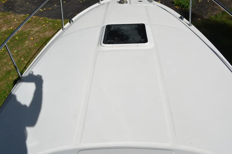 Slide: The Image of 2007 Sea Ray Sundancer 280 boat deck with hatch, railing, and shadow. - 8
