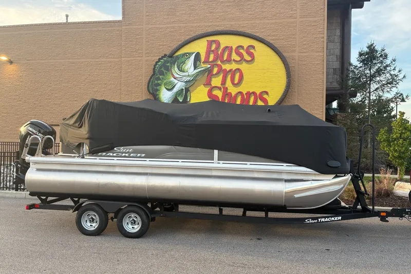 Slide: The Image of 2025 Sun Tracker Fishin' Barge 20 DLX pontoon boat at Bass Pro Shops. - 20