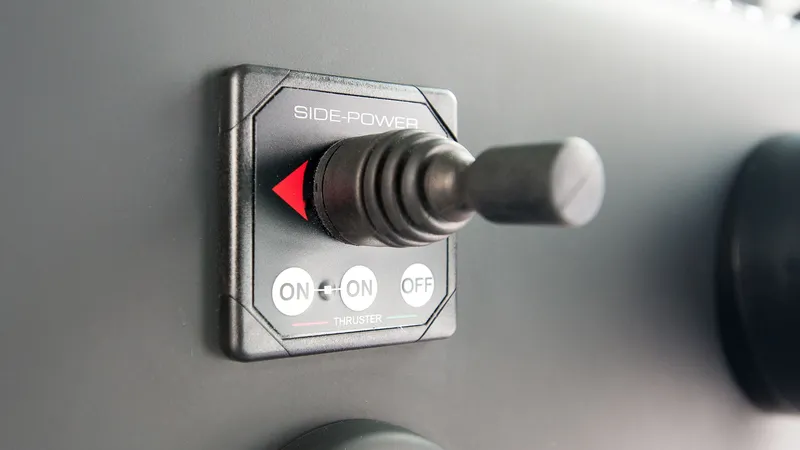 Slide: The Image of Nahaufnahme eines Steuerhebels mit Beschriftung "Side-Power" und "Thruster" auf einem Boot. - 17