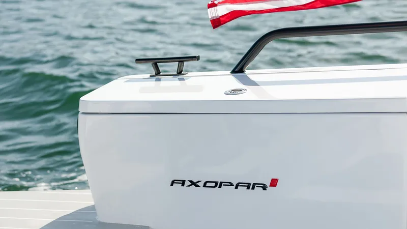 Slide: The Image of Das Bild zeigt das Heck eines Axopar 37 XC Cross Cabin Bootes von 2022 mit einer Flagge. - 3