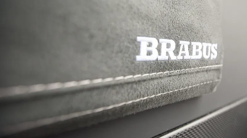 Slide: The Image of Nahaufnahme eines grauen Stoffes mit dem Wort "BRABUS" in Weiß bestickt. - 18