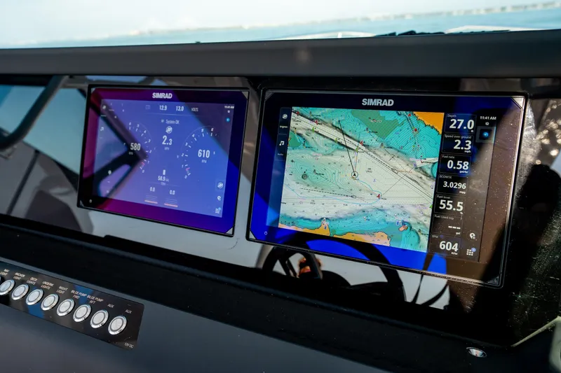 Slide: The Image of Axopar 29 Sun-Top 2025 mit Simrad-Displays auf dem Armaturenbrett. - 14