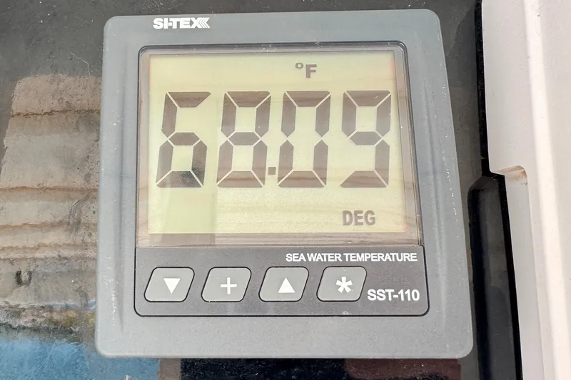 Slide: The Image of SI-TEX SST-110 sea water temperature gauge displaying 68.09°F on a Bertram 46.6, 1981 model. - 27